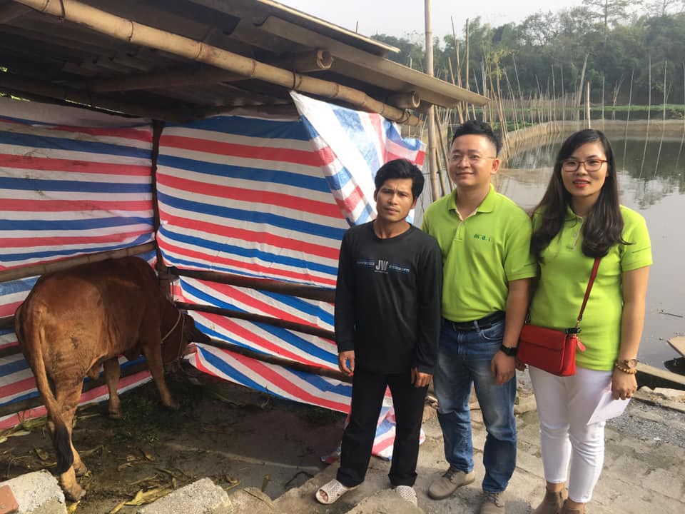 Trao tặng bò giống và sổ tiết kiệm cho hộ gia đình nghèo khó khăn về kinh tế tại Tỉnh Hà Nam 
